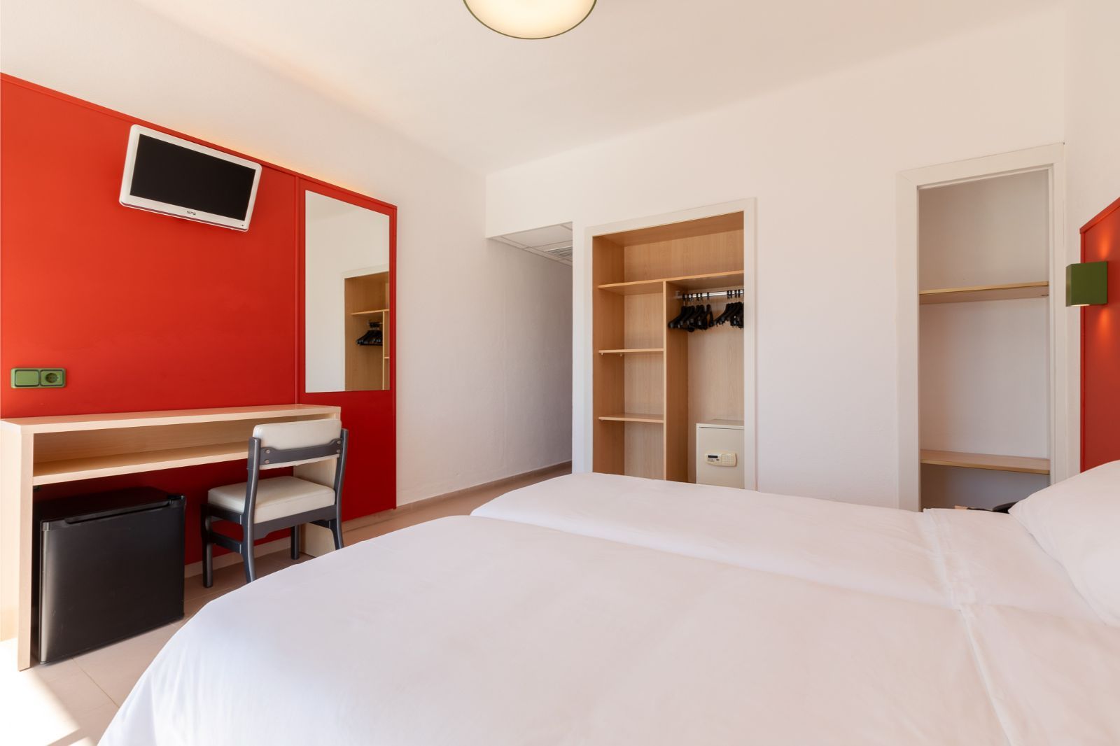 Twin Sea View Room - The Red Hotels