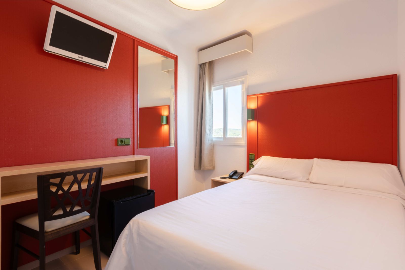Single Economy - The Red Hotels