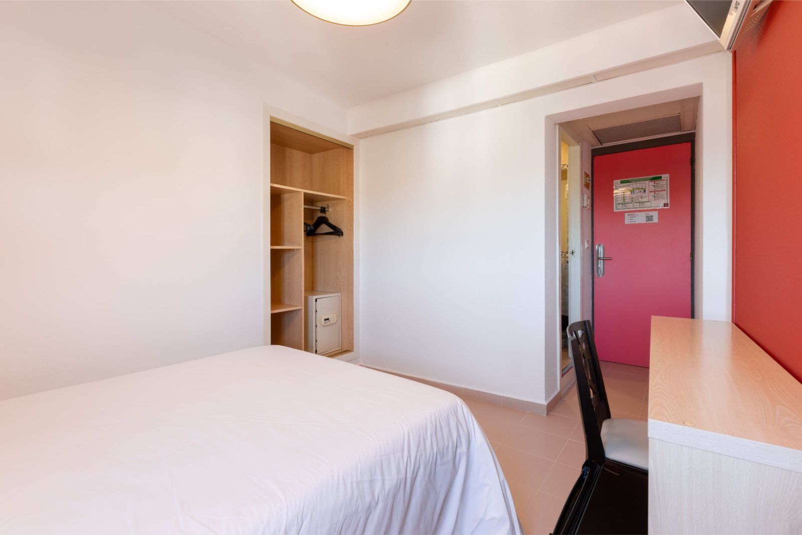 Single Economy - The Red Hotels