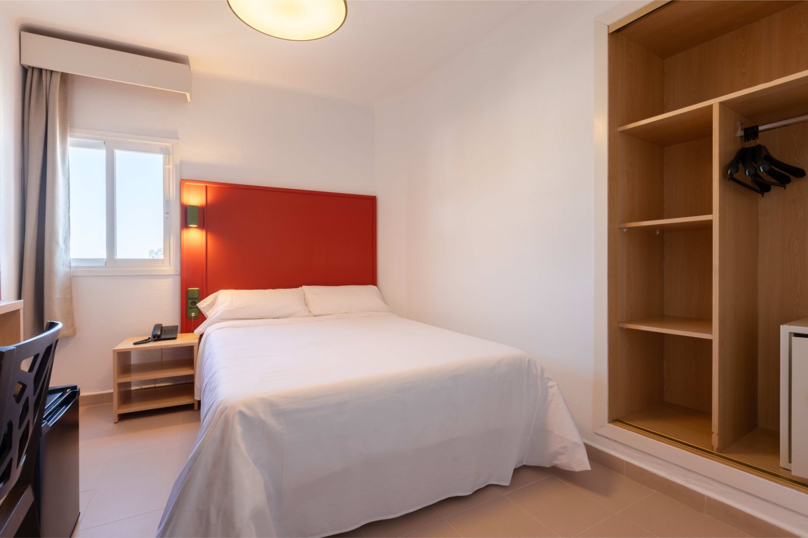 Single Economy - The Red Hotels