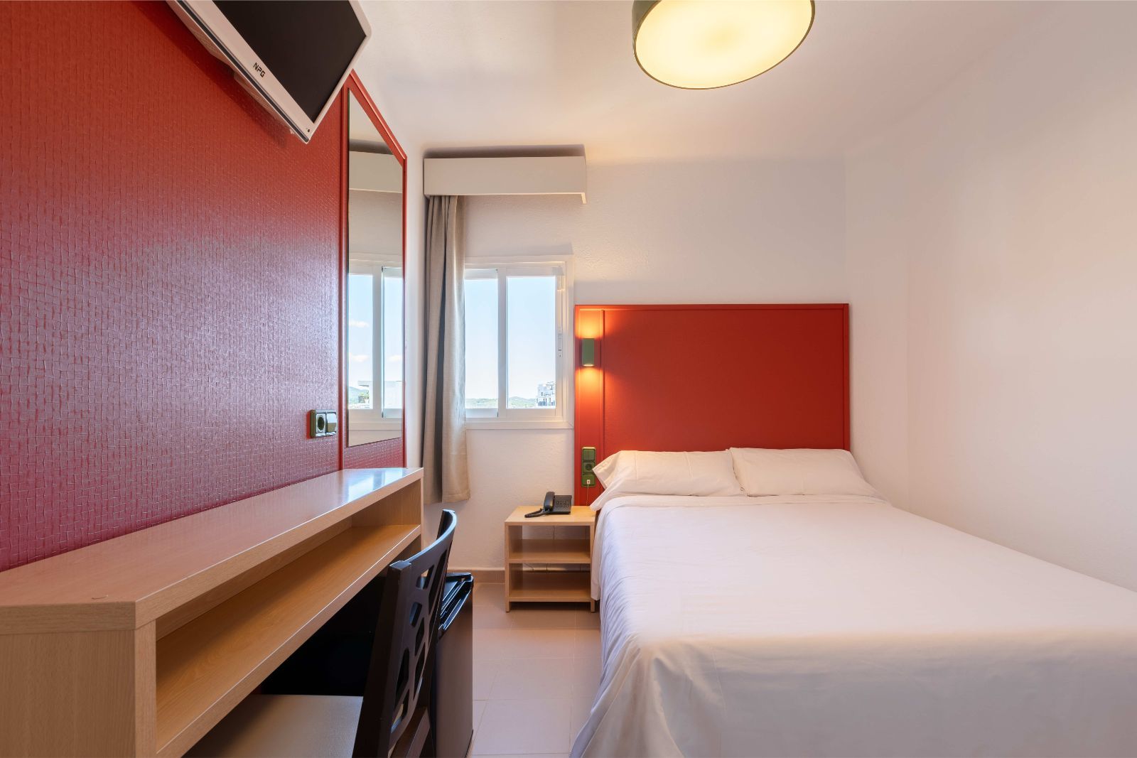 Single Economy - The Red Hotels